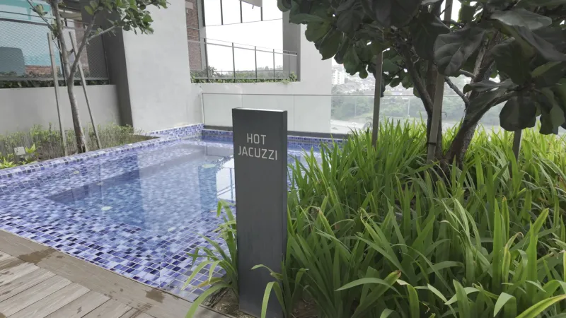 Hot and cold jacuzzi, Emerald 9 Cheras